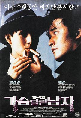专题深读配图:观众在深夜筛选片单的场景
